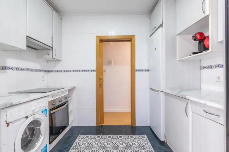 Cocina después: suelo de azulejo hidráulico, mobiliario saneado y la lavadora reubicada