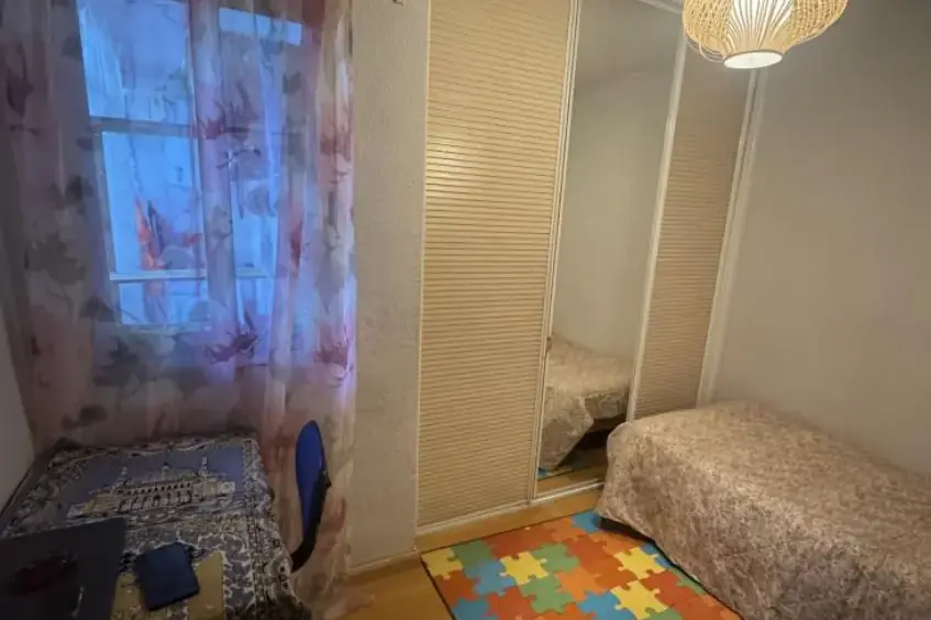 Habitación antes: iluminación directa y poco aprovechamiento de la luz natural