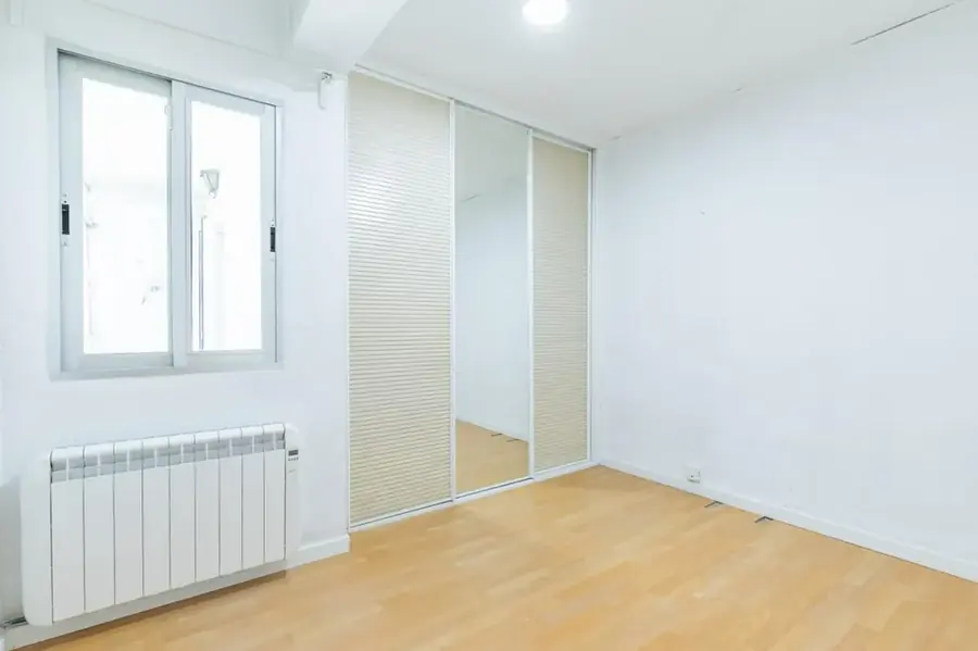 Habitación después: radiador eléctrico, luz nueva y puerta reajustada