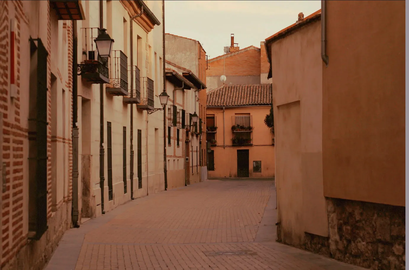 Calle del centro de Alcalá de Henares al atardecer